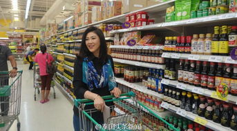 泰国前总理英拉回国后首次露面 现身超市购物
